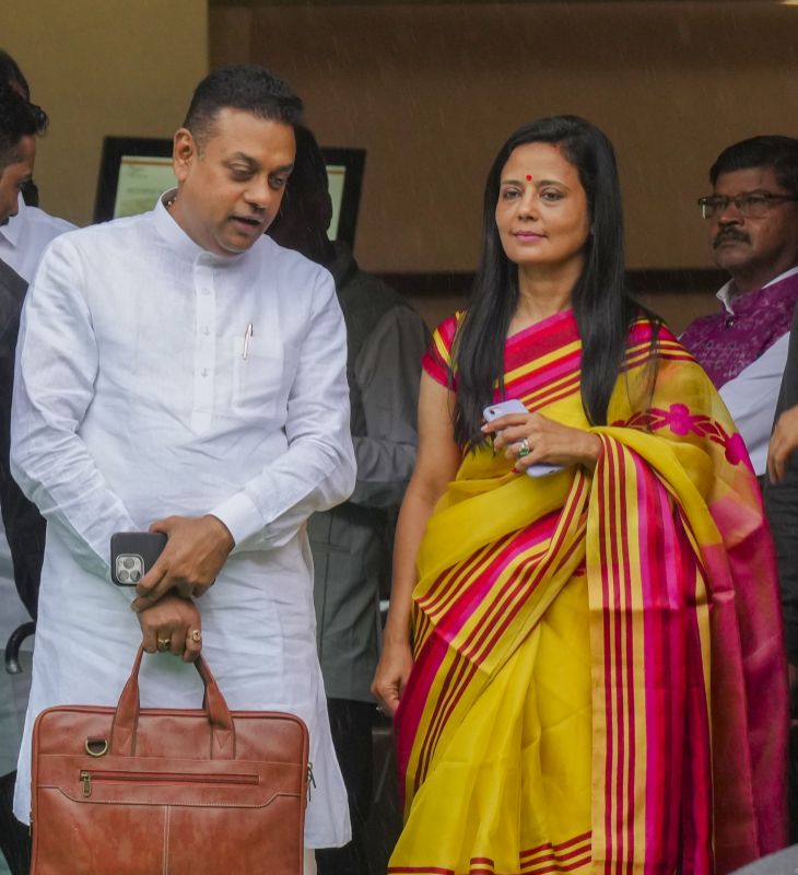 संसद सत्र के दौरान TMC सांसद महुआ मोइत्रा और भाजपा सांसद संबित पात्रा के बीच चर्चा।