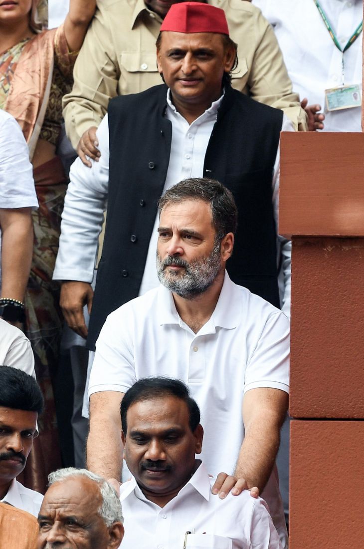 संसद के बाहर प्रदर्शन के दौरान राहुल गांधी DMK सांसद ए राजा के कंधे पर हाथ रखे नजर आए।