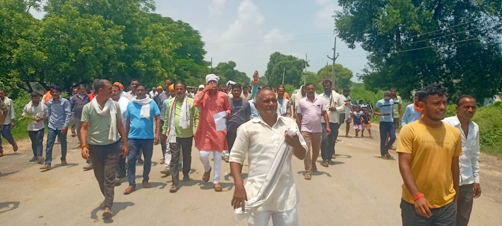 सड़क पर उतरे किसान।