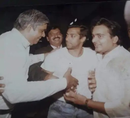 सलमान खान के साथ जगदीप धनखड़। उन्होंने काला हिरण शिकार प्रकरण में सलमान को बेल दिलाई थी।