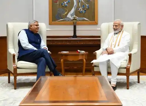 पीएम नरेंद्र मोदी के साथ जगदीप धनखड़।