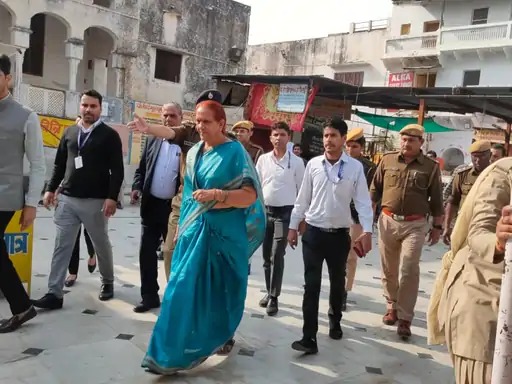 तस्वीर दो साल पुरानी है, जब जगदीप धनखड़ की पत्नी सुदेश धनखड़ पुष्कर में पूजा-अर्चना के लिए पहुंची थीं।