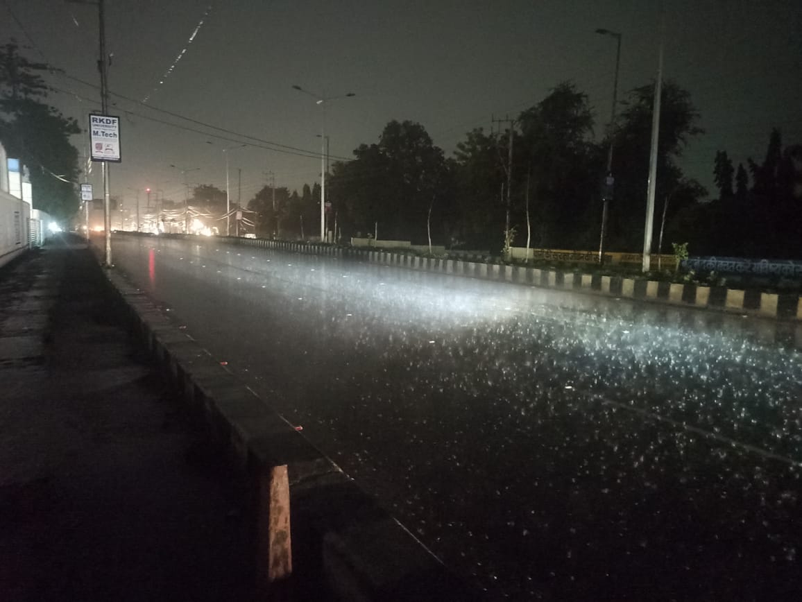 भोपाल में सोमवार को दिनभर मौसम साफ रहा, लेकिन देर रात बादल बरस पड़े। कई इलाकों में तेज बारिश हुई।