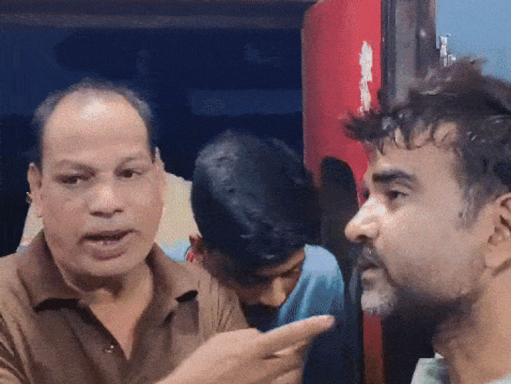 ट्रेन में सवार लोगों ने चोर की जमकर पिटाई की। फिर आगरा में रेलवे पुलिस को सौंप दिया।