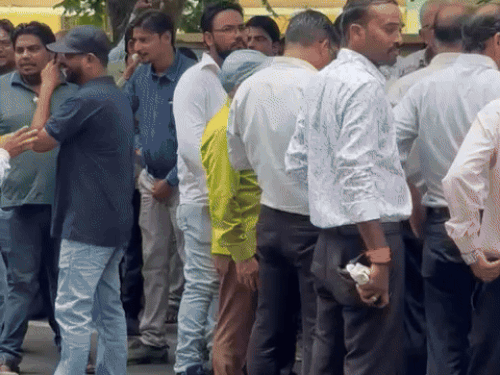 बिजली कर्मी सुबह से ही मंत्री आवास के पास जुटने लगे थे।