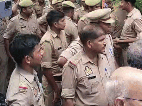 बिजली कर्मियों के प्रदर्शन को देखते हुए भारी पुलिस बल तैनात रहा।