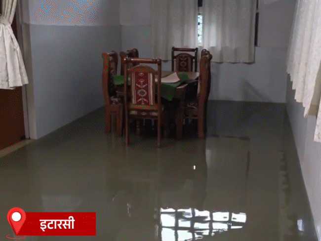 नर्मदापुरम जिले के इटारसी में तेज बारिश होने से घर, अस्पताल में पानी भर गया।