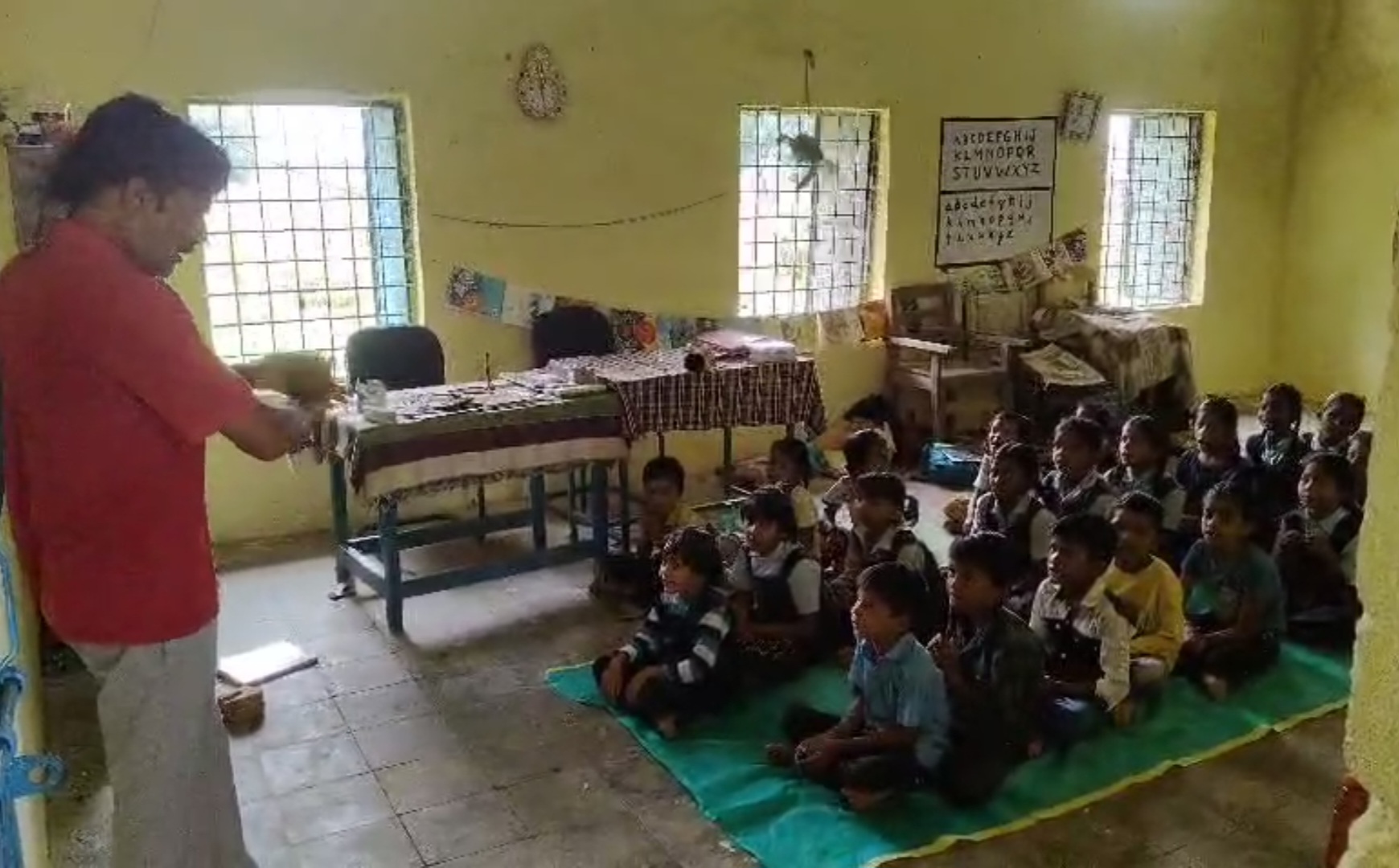 स्कूल में बच्चों को पढ़ाई कराते शिक्षक ईश्वर दयाल।