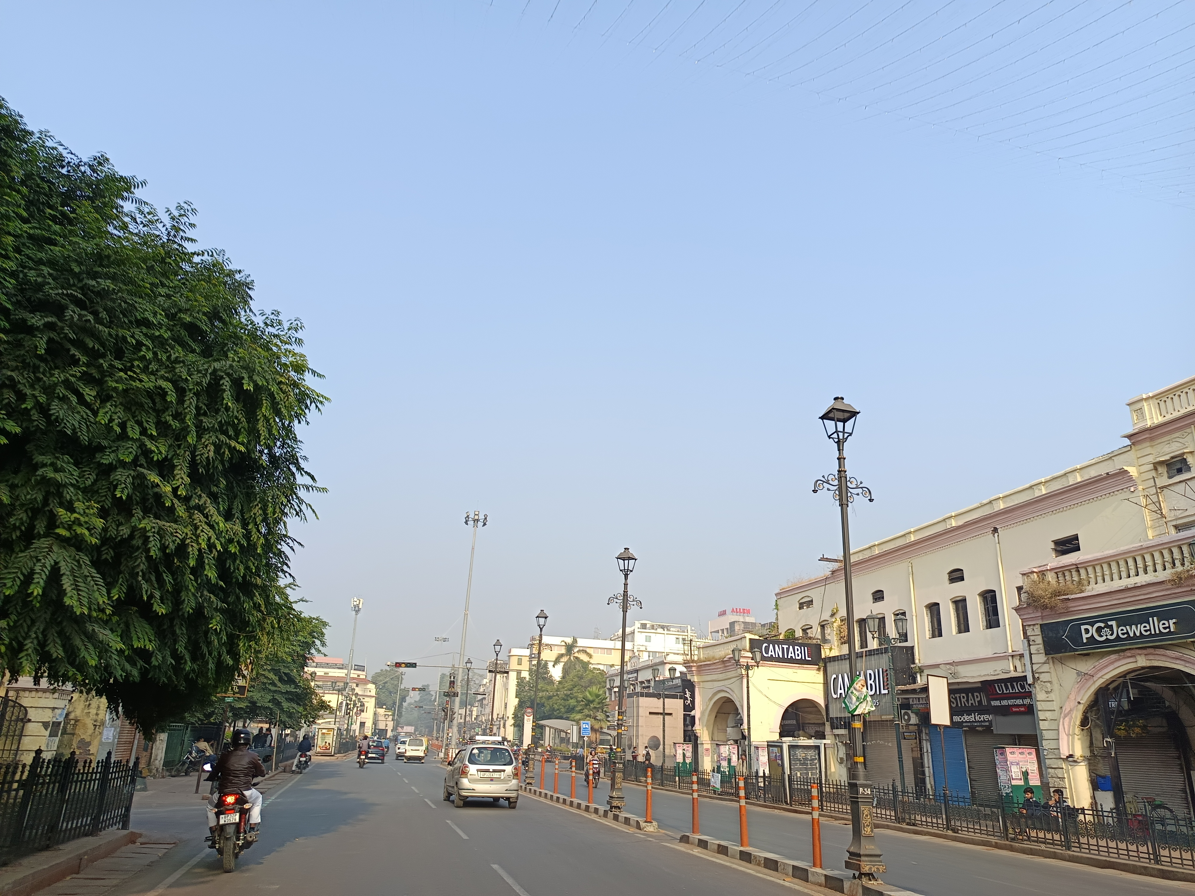 सुबह के समय हजरतगंज की तस्वीर।