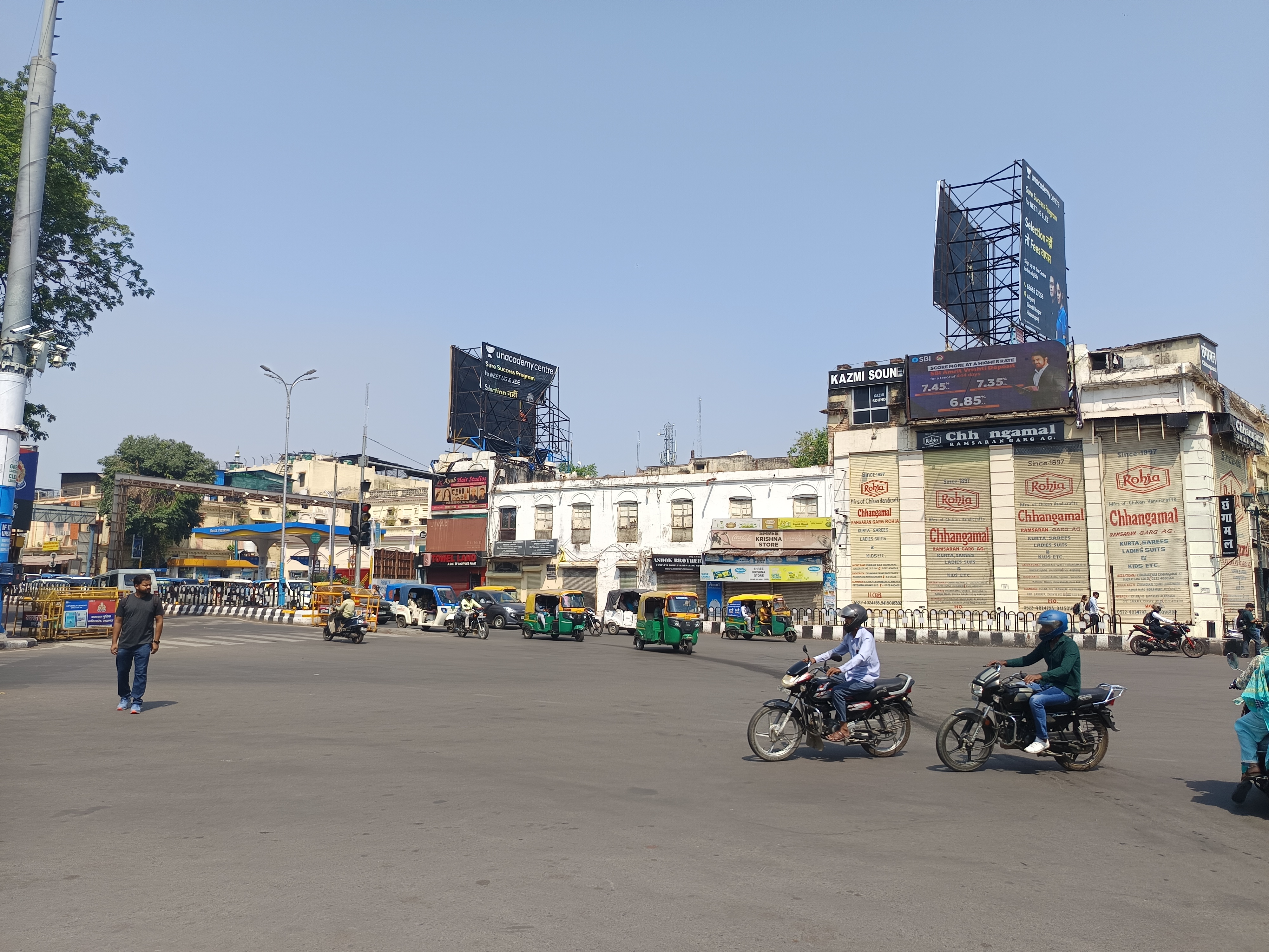 लखनऊ में सुबह से धूप निकली है।