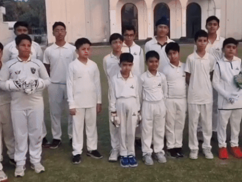 अंशुल के आज प्लेइंग-11 में शामिल होने पर अकादमी में जश्न मनाते बच्चे।