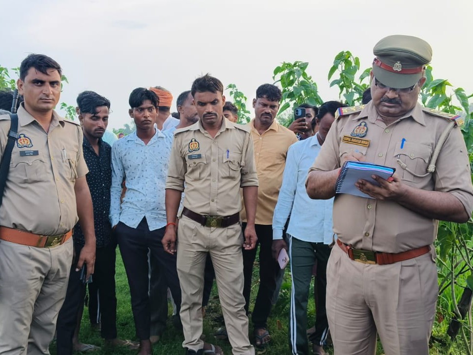 जांच करते पुलिस अधिकारी। - Dainik Bhaskar