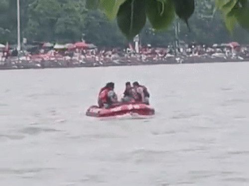 डूब रहे व्यक्ति को सुरक्षित बोट पर चढ़ाकर टीम किनारे की ओर चली।