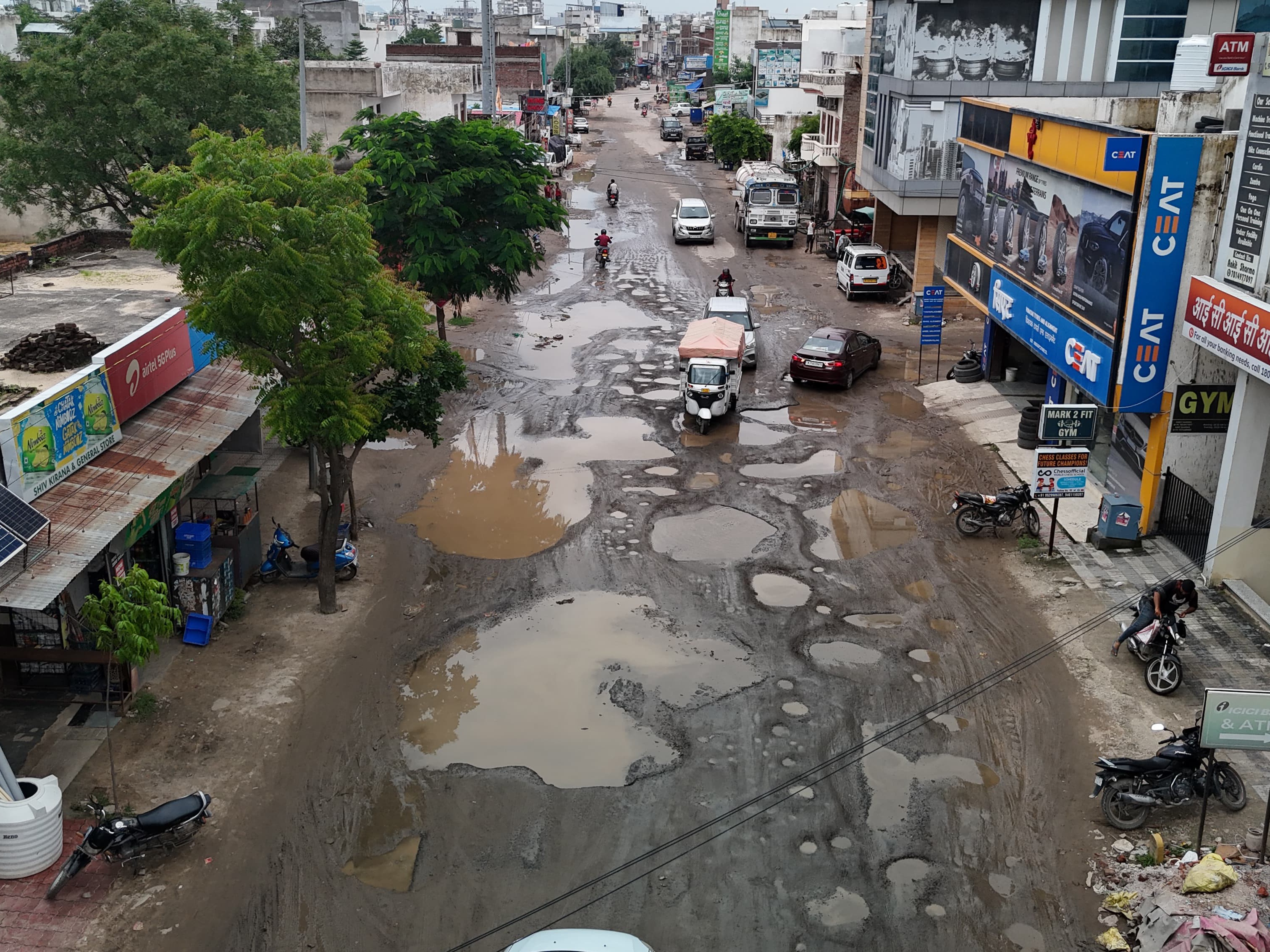 रंगोली गार्डन वैशाली नगर की सड़क।