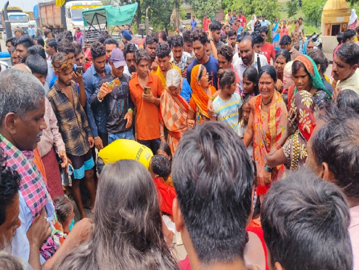 अरपा नदी में सेंदरी के पास गड्‌ढे में डूबने से तीन लड़कियों की मौत हो गई थी। इसके बाद लोगों की भीड़ उमड़ी थी।