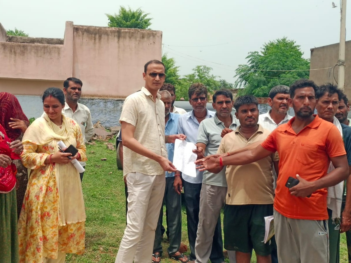 ग्रामीणों ने तहसीलदार को पत्र सौंपकर कार्रवाई की मांग की।