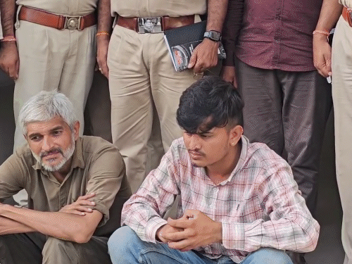 तस्वीर बिरजू (शर्ट में) और मांगीलाल (टी शर्ट में) की है।