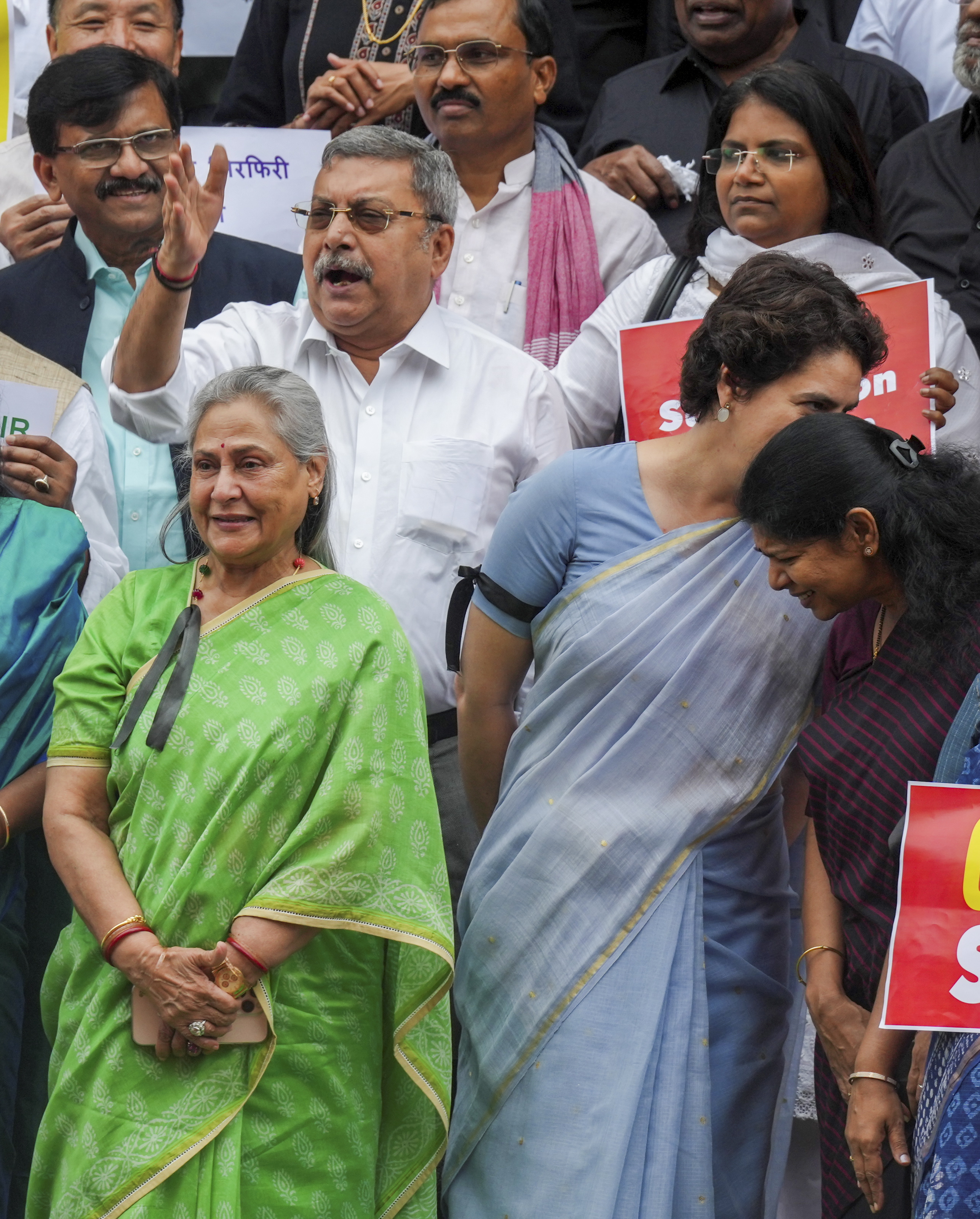 कांग्रेस सांसद प्रियंका गांधी और सपा सांसद जया बच्चन सहित कई महिला सांसद भी विरोध प्रदर्शन में शामिल हुईं।