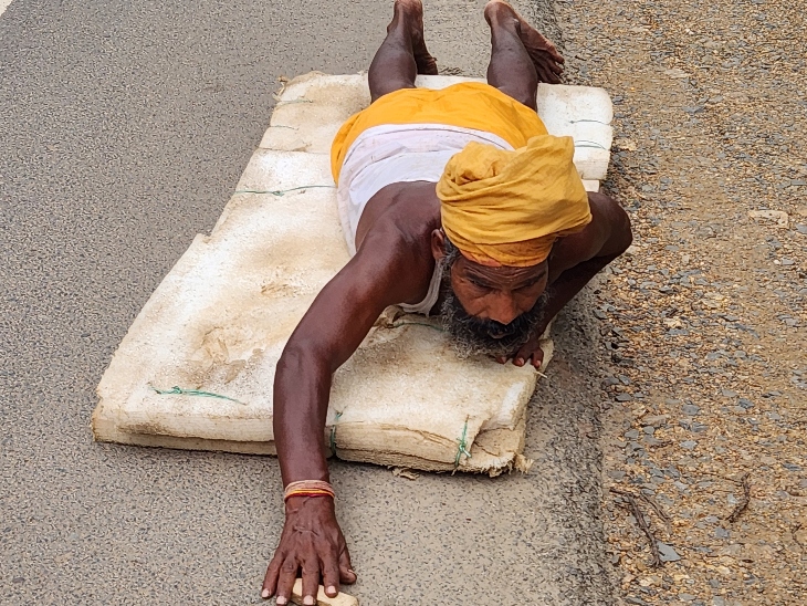 उपेंद्र दास धार्मिक यात्रा पर निकले है।