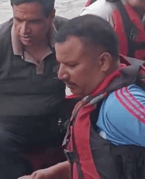 टीम के साथ बोट में व्यक्ति को किनारे लाया गया। पुलिस का दावा है कि वह व्यक्ति दीपक हुड्डा हैं।