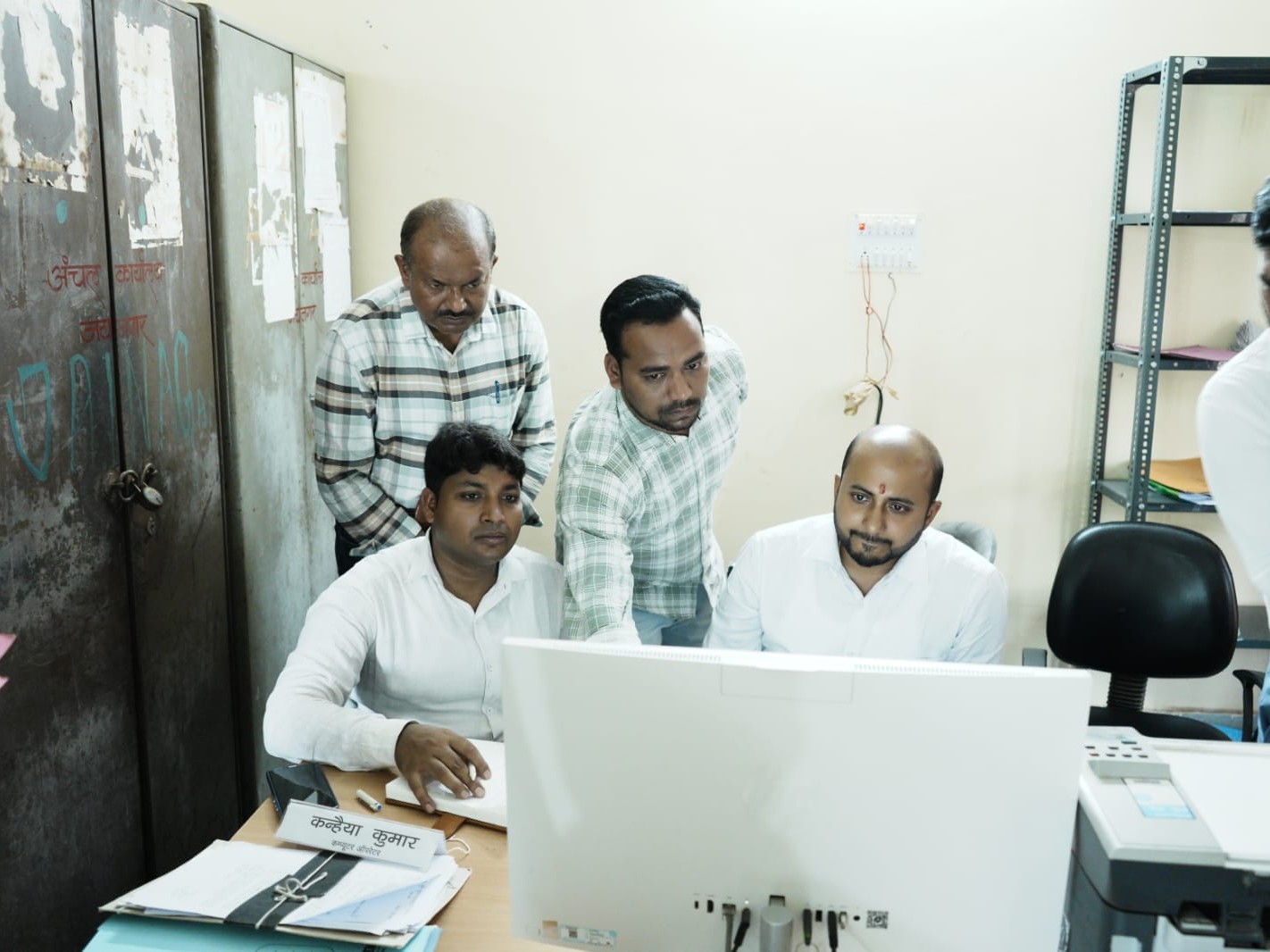 डीसी ने कार्यालय के आगत-निर्गत रजिस्टर और स्टॉक रजिस्टर की जांच की। पत्राचार और रिकॉर्ड संधारण में भारी लापरवाही मिली।
