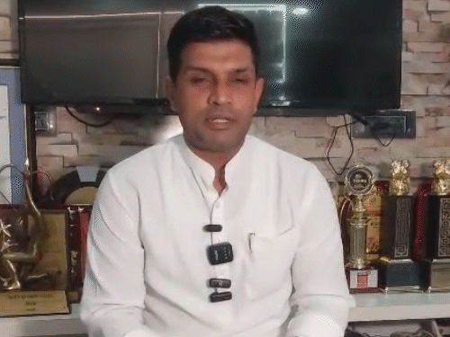 हरिद्वार में पैर फिसलने से गंगा में बहने की जानकारी देते हुए दीपक हुड्‌डा।