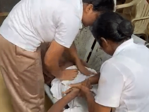 एक महिला सिपाही की तबीयत बिगड़ गई। साथी सिपाही ने पंखा लगाकर उसको लिटाया।