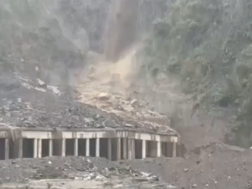 भारी बारिश के बाद जम्मू-श्रीनगर हाईवे पर लैंडस्लाइड हुई। इसके चलते सड़क बंद कर दी गई।