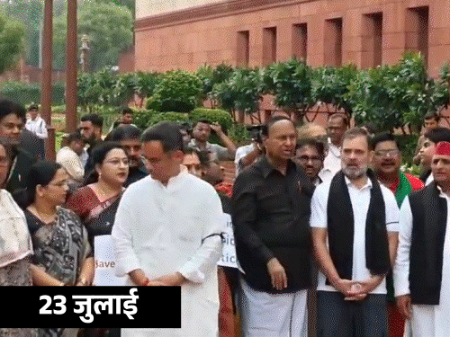 विपक्षी सांसदों ने मकर द्वार पर बिहार विशेष गहन पुनरीक्षण (SIR) के विरोध में नारेबाजी की।