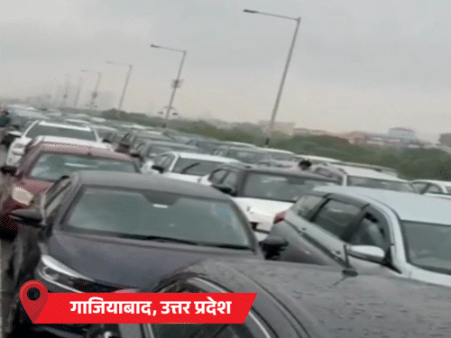 बारिश की वजह से कई जगहों पर लंबा ट्रैफिक जाम लग गया।