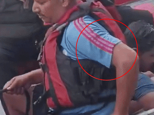 गंगा से रेस्क्यू किए जाने के बाद पुलिस की बोट में बैठा व्यक्ति, पुलिस का कहना है कि ये स्टार कबड्‌डी प्लेयर दीपक हुड्‌डा हैं।