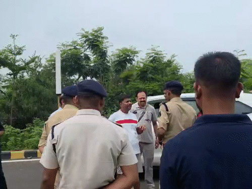 एक्सीडेंट की सूचना पर मौके पर मंत्री केदार कश्यप पहुंचे उनके साथ पुलिस टीम भी साथ रही।