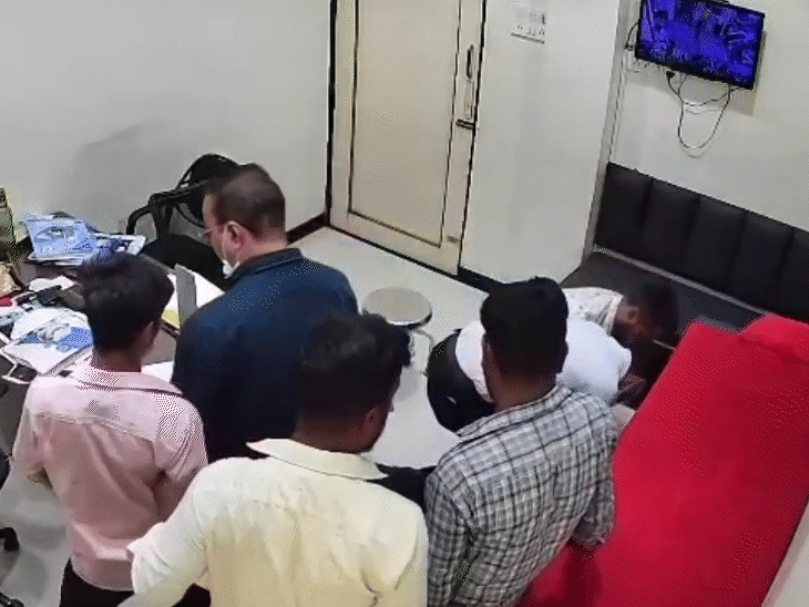 As soon as the young man fell, the doctor present there started giving him CPR.