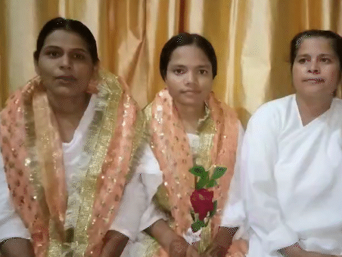 तस्वीर में बाएं साइड में कल्याणी और उनके बगल में रेखा हैं। दोनों बोलीं- हम खुद को ईश्वर को समर्पित कर चुके हैं।