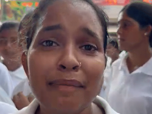 ट्रेनी महिला सिपाही इतनी भड़कीं हुई थीं कि बात करते-करते रोने लगीं।