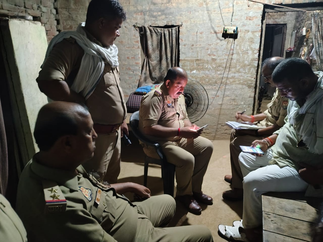 मृतका के घर पर उपस्थित पुलिस। - Dainik Bhaskar
