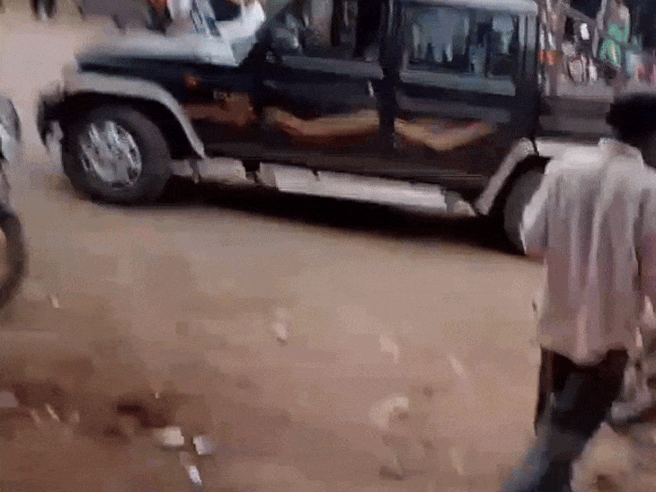 इसके बाद गाड़ी के गेट के सीसे फोड़ने की कोशिश की।