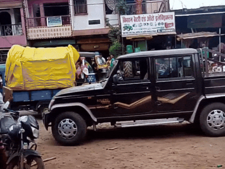 कुल्हाड़ी से सीसा नहीं टूटा तो भारी पत्थर लाकर दे मारा।