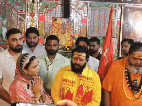 पायल मलिक मोहाली के खरड़ में स्थित काली माता मंदिर में पहुंचकर माफी मांगती हुईं।