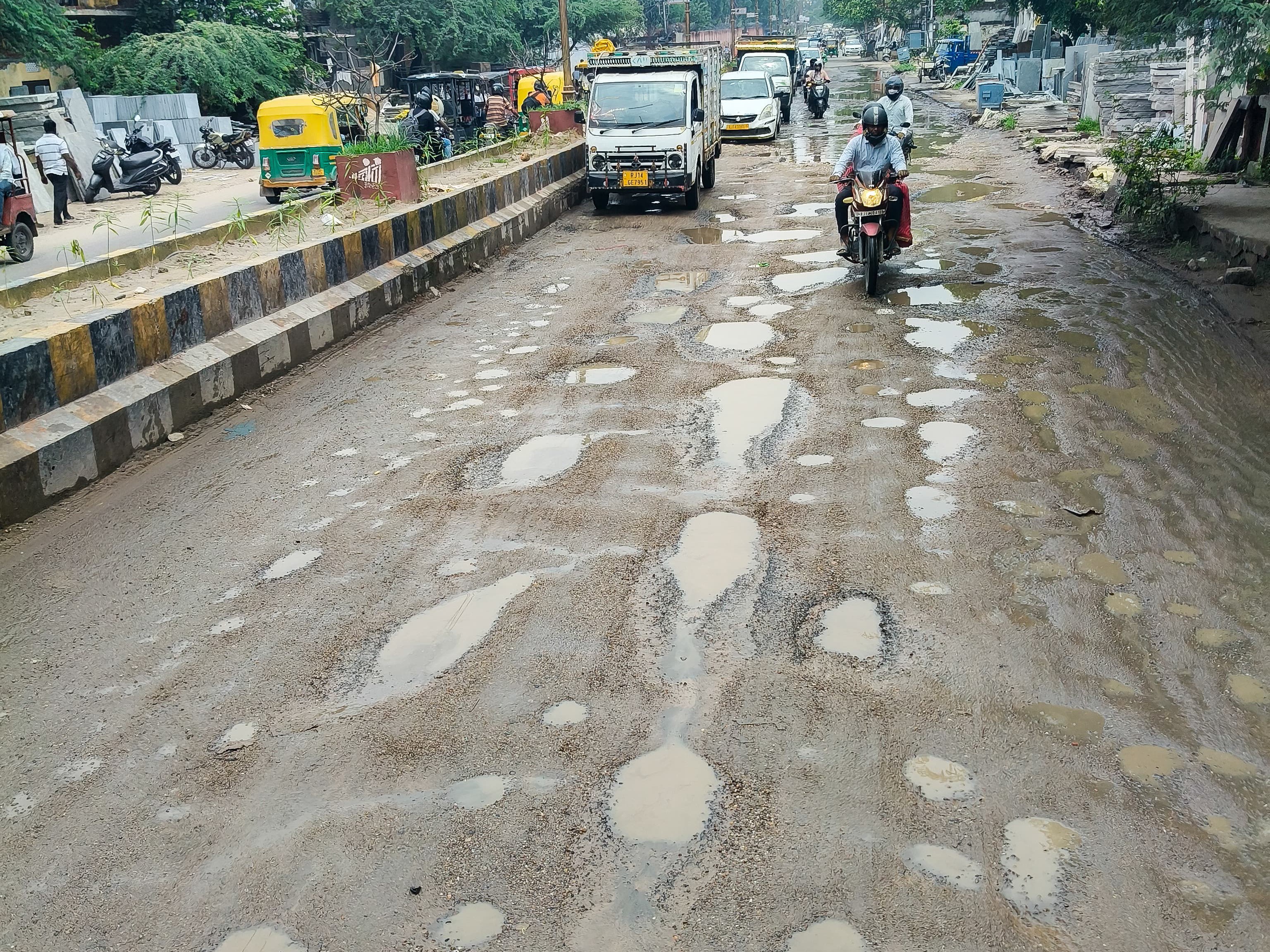 कब्रिस्तान के पास आगरा रोड घाटगेट।