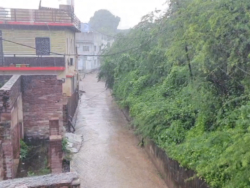 करौली जिले में 4 दिन के अंतराल के बाद मंगलवार को बारिश हुई।