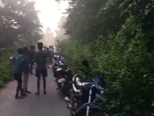 सूचना मिलते ही लोगों की भीड़ इकट्ठा हो गई।