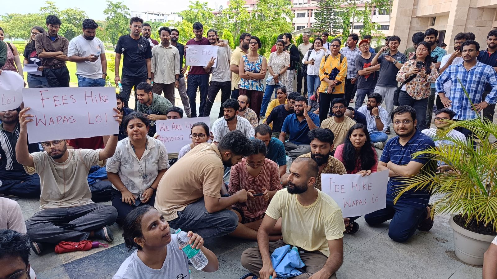 22 जुलाई से IIT गुवाहाटी परिसर में फीस में वृद्धि के खिलाफ विरोध।
