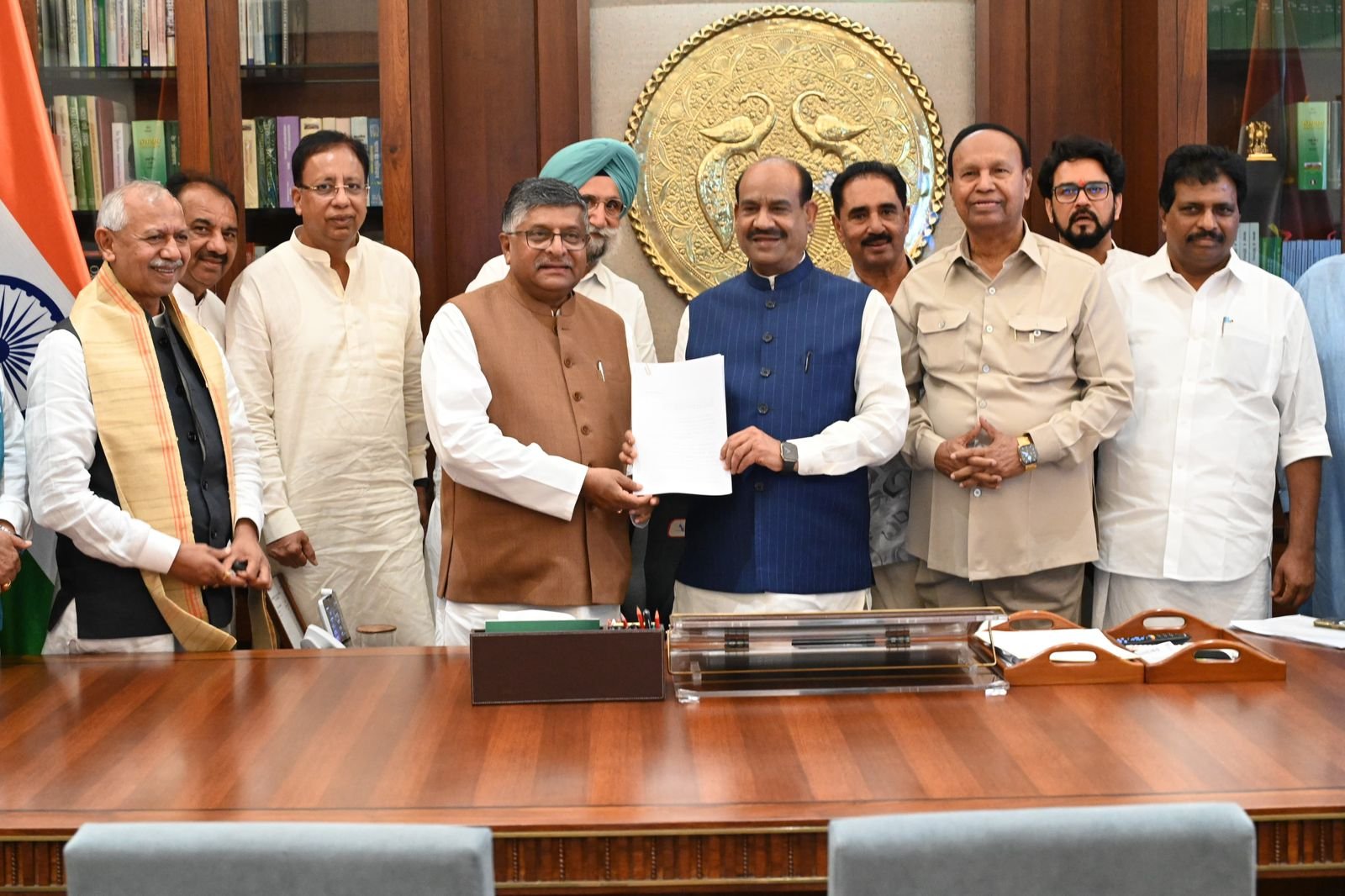 लोकसभा में 145 सांसदों ने जस्टिस यशवंत वर्मा को हटाने के संबंध में स्पीकर ओम बिरला को याचिका सौंपी।