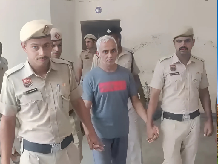 बेटी के कत्ल के बाद आरोपी पिता को पकड़कर ले जाती पुलिस।