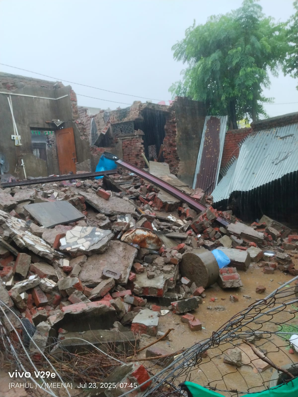बारिश से गिरा मकान।