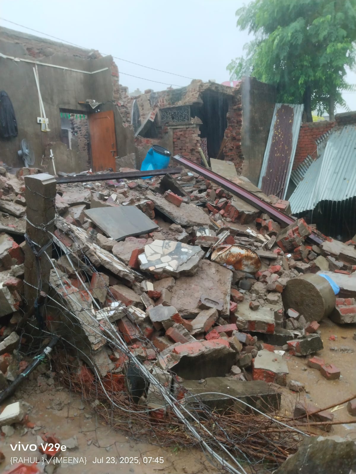 सुबह 5 बजे मकान ढहा, एक महिला की मौत, युवक घायल।