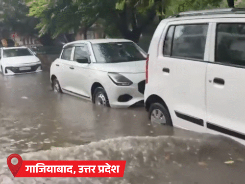 बारिश के बाद गाजियाबाद में घुटनों तक पानी भर गया।