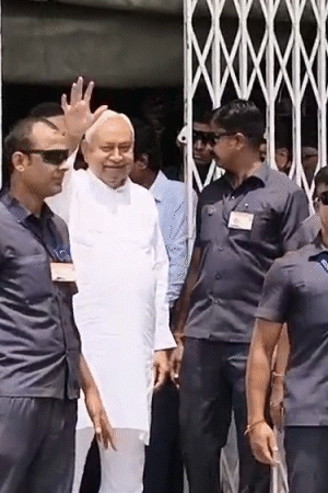 Seeing the uproar of the opposition, CM Nitish Kumar also went inside the House from another gate.