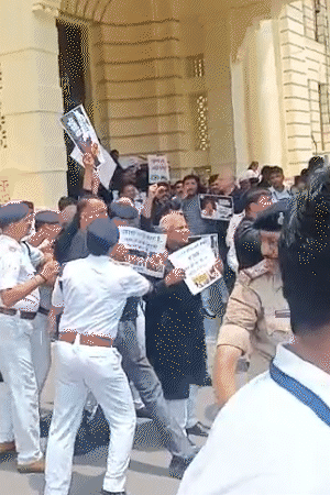 The opposition blocked the main gate of the assembly during the uproar. After which the MLAs clashed with the police.